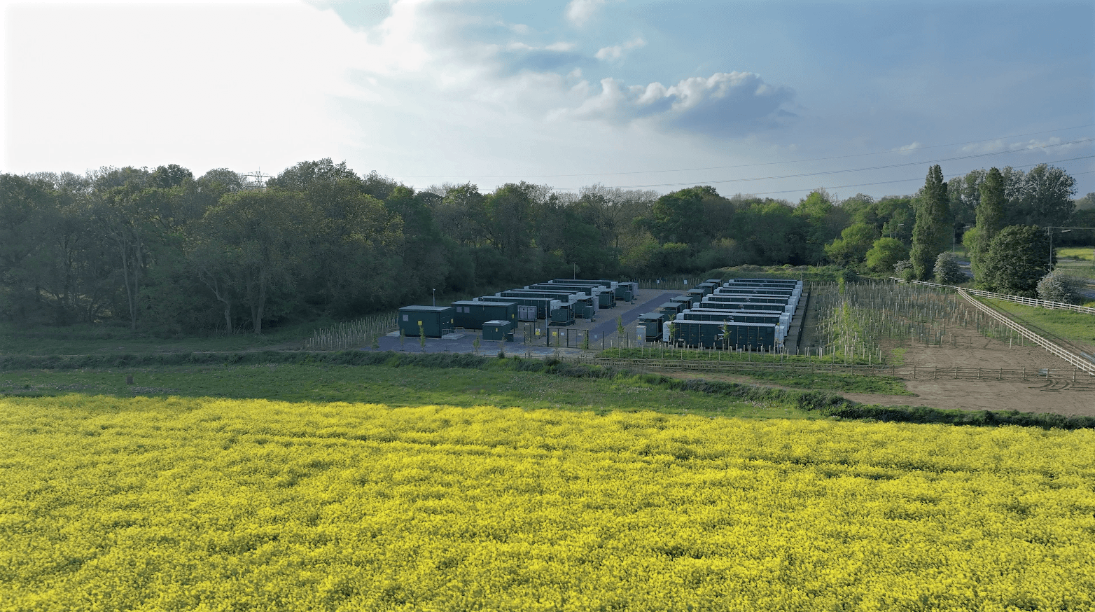 Akkuvoimalaitos aurinkoisessa säässä jossakin Etelä-Euroopassa